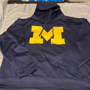 Mens XL U of M hoodie